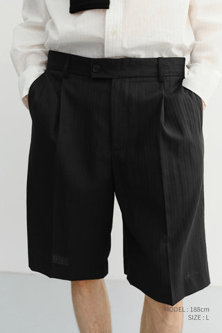 PLEATED BERMUDA SHORTS BLACK