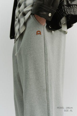 UNISEX LEATHER LOGO WIDE SWEAT PANTS MELANGE GREY