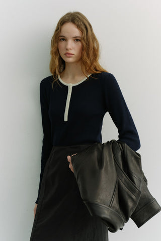 BUTTONED ROUND-NECK KNIT TOP NAVY
