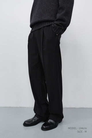 PLEATED SEMI-WIDE SLACKS BLACK