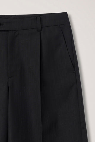 PLEATED BERMUDA SHORTS BLACK