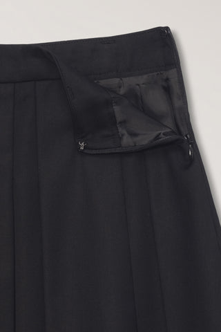 VOLUME PLEATS MIDI SKIRT BLACK