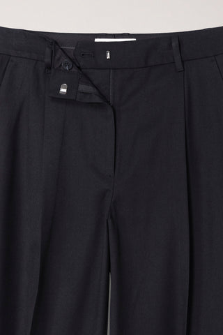 PLEATED SEMI-WIDE SLACKS BLACK