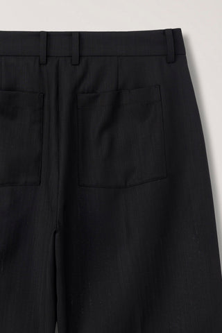 PLEATED BERMUDA SHORTS BLACK