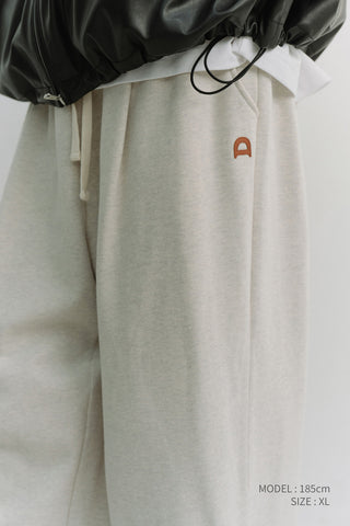 UNISEX LEATHER LOGO WIDE SWEAT PANTS OATMEAL MELANGE