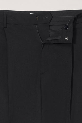 PLEATED SEMI-WIDE SLACKS BLACK