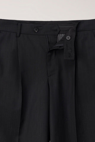 PLEATED BERMUDA SHORTS BLACK
