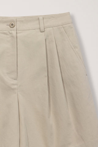DOUBLE PLEATED BERMUDA SHORTS BEIGE