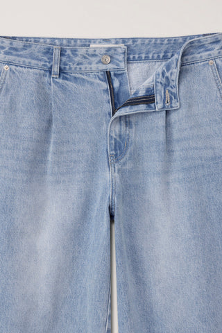 PLEATED BERMUDA DENIM SHORTS LIGHT BLUE