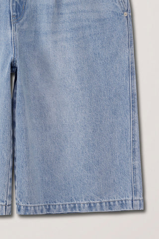 PLEATED BERMUDA DENIM SHORTS LIGHT BLUE