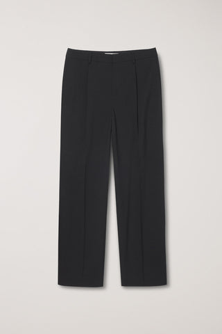 PLEATED SEMI-WIDE SLACKS BLACK